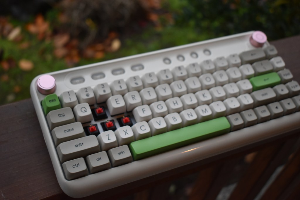 Epomaker B21 keyboard with keycaps taken off.