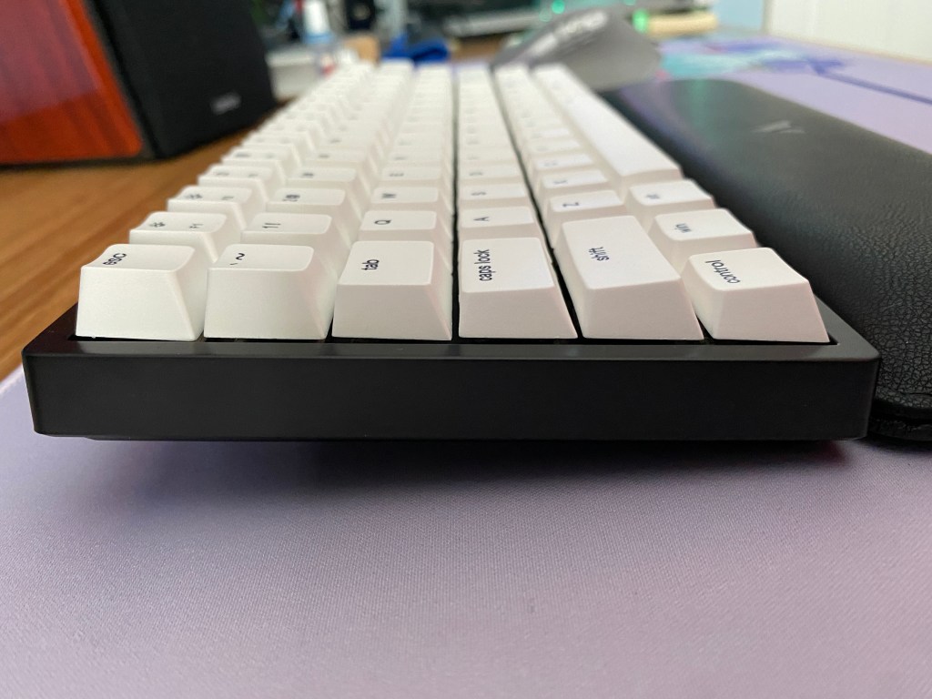 Vissles V84 mechanical keyboard sitting on a desk with a mouse and speakers.