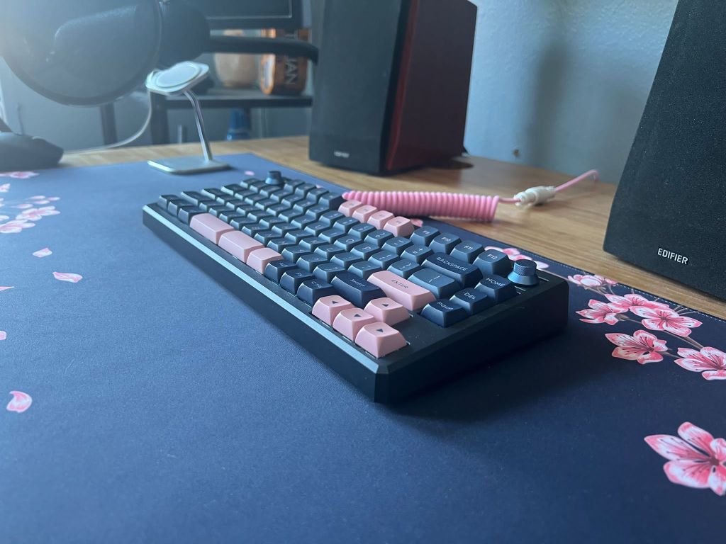 Side view of Skyloong GK75 Aluminum on desk