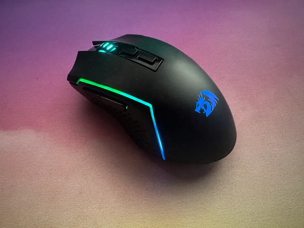 Angled view of Redragon M693 mouse