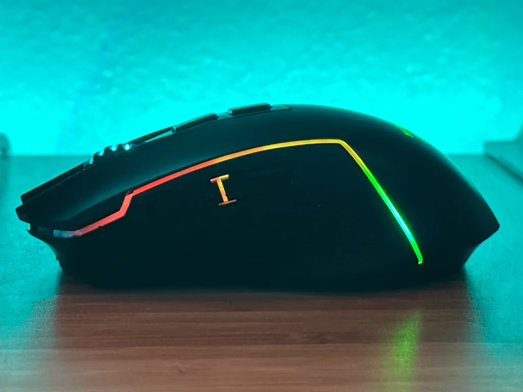 Side view of Redragon M693 mouse